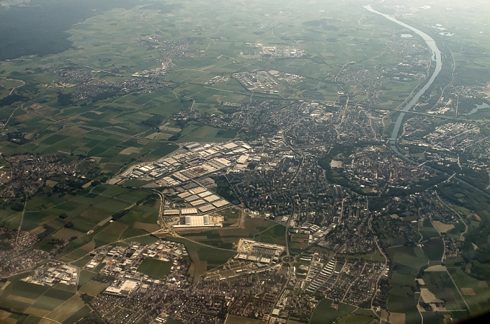 Ingolstadt Audi-Werk (links), Altstadt Bundesautobahn A 9 Donau Luftbild aerial photo