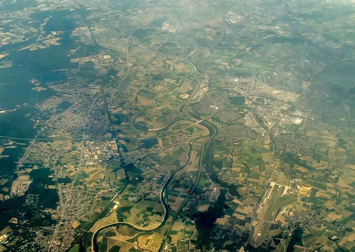Provinz Limburg (Belgien) / Provinz Limburg (Niederlande) Julianakanaal Knooppunt Kerensheide Maas Maastricht Aachen Airport Rijksweg A2 Rijksweg A76 Sittard-Geleen Zuid-Willemsvaart Luftbild aerial photo