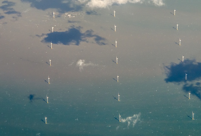 England Ärmelkanal (English Channel): Offshore-Windkraftanlagen Luftbild aerial photo