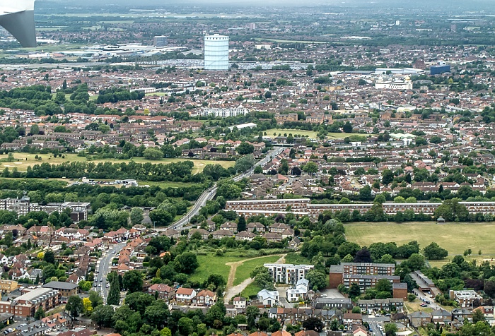London Borough of Ealing (oben) / London Borough of Hounslow Southall Gasometer Luftbild aerial photo