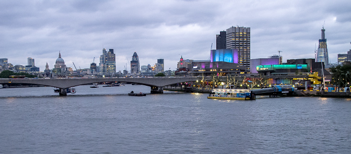 Blick von der Golden Jubilee Bridge: Themse, Waterloo Bridge, City of London London