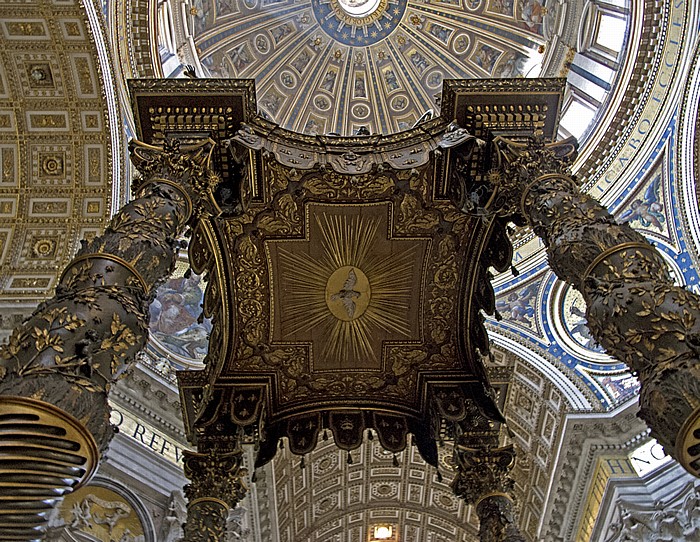 Vatikan Petersdom: Vierung mit Berninis Bronzebaldachin und Kuppel