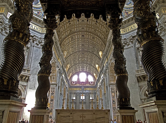 Vatikan Petersdom: Papstaltar und Berninis Bronzebaldachin