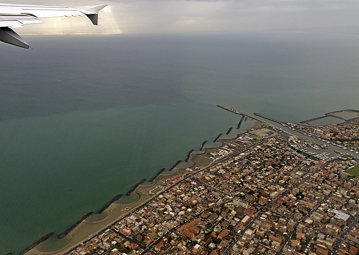 Latium - Tyrrhenische Meer (Mittelmeer), Fiumicino Luftbild aerial photo