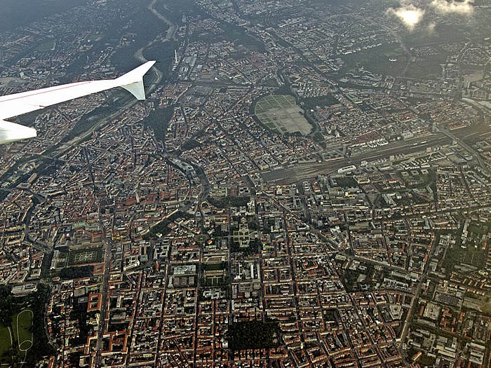 München Altstadt-Lehel (links), Maxvorstadt (rechts), Ludwigsvorstadt-Isarvorstadt (oben) Bahnstrecke Hauptbahnhof - Pasing Hauptbahnhof Pasing-Obermenzing Theresienwiese Luftbild aerial photo