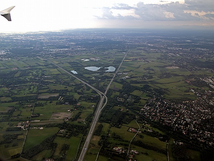 Bayern - Landkreis Fürstenfeldbruck (rechts) / Landkreis Dachau (links) / München (oben) Luftbild aerial photo