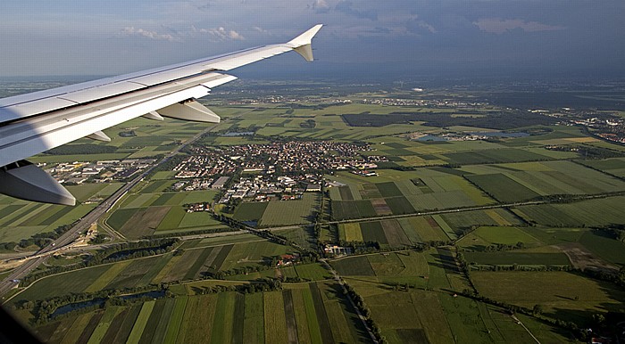 Bayern - Landkreis Freising: Eching Autobahnkreuz Neufahrn Bundesautobahn A 9 Bundesautobahn A 92 Echinger See Hollerner See Luftbild aerial photo