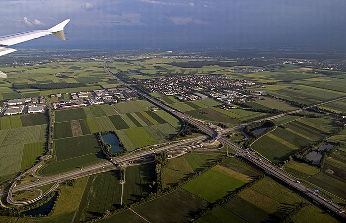 Bayern - Landkreis Freising: Eching Anschlussstelle Eching-Ost Autobahnkreuz Neufahrn Bundesautobahn A 9 Bundesautobahn A 92 Echinger Weiher Hacklweiher Oberer Moosweiher Unterer Moosweiher Luftbild aerial photo