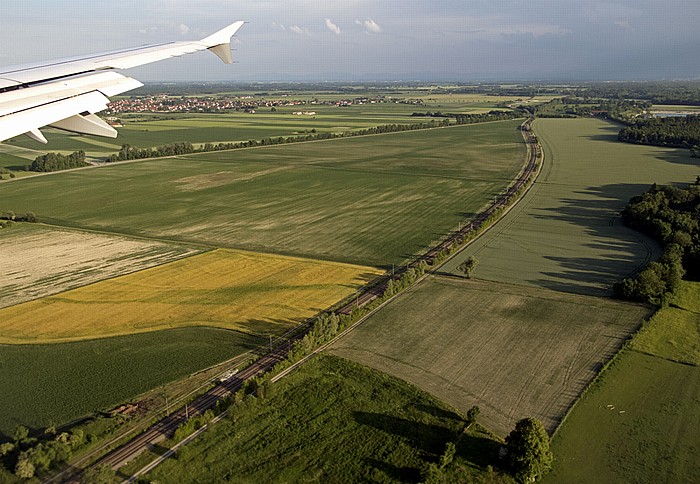 Bayern - Landkreis Freising: S-Bahnstrecke München-Flughafen - München-Ostbahnhof Bahnstrecke München Ost - München Flughafen Hallbergmoos Luftbild aerial photo