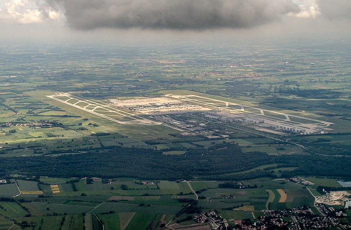 Bayern - Landkreis Freising (v.u.): Pulling, Isarauen, Flughafen Franz Josef Strauß Luftbild aerial photo