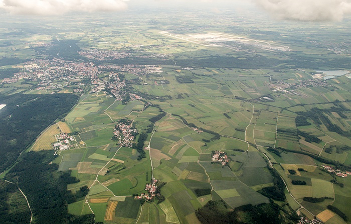 Bayern - Landkreis Freising Flughafen Franz Josef Strauß Isarauen Pulling Pullinger Weiher Luftbild aerial photo