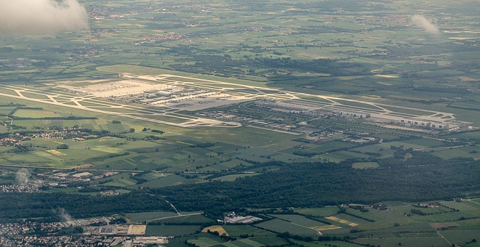 Bayern - Landkreis Freising: Isarauen, Flughafen Franz Josef Strauß Luftbild aerial photo