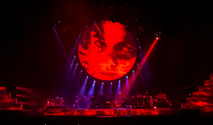 Berlin O2 World: Roger Waters - The Wall Live - Another Brick in The Wall Part 1 Uber Arena