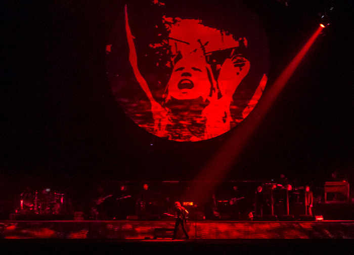 Berlin O2 World: Roger Waters - The Wall Live - Another Brick in The Wall Part 1 Uber Arena