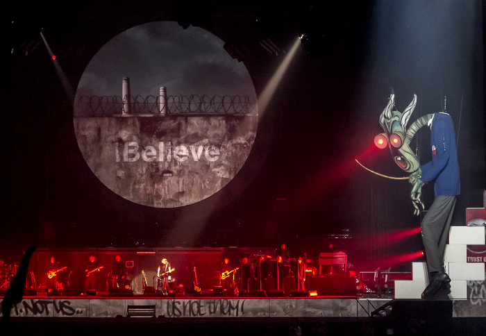 Berlin O2 World: Roger Waters - The Wall Live - Another Brick In The Wall Part 2 Uber Arena