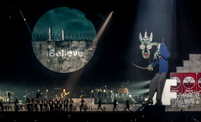 Berlin O2 World: Roger Waters - The Wall Live - Another Brick In The Wall Part 2 Uber Arena