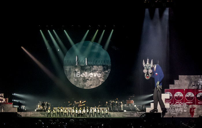 Berlin O2 World: Roger Waters - The Wall Live - Another Brick In The Wall Part 2 Uber Arena