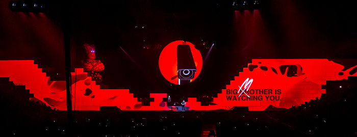 Berlin O2 World: Roger Waters - The Wall Live - Mother Uber Arena