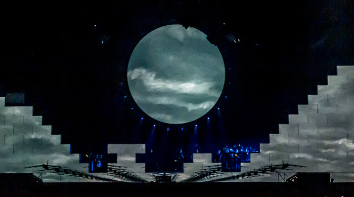 Berlin O2 World: Roger Waters - The Wall Live - Goodbye Blue Sky