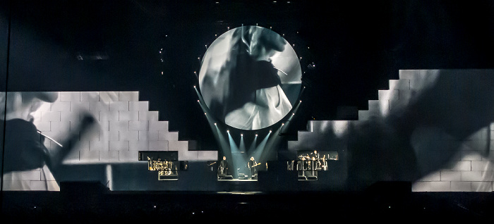Berlin O2 World: Roger Waters - The Wall Live - Young Lust Uber Arena