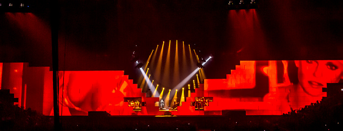 Berlin O2 World: Roger Waters - The Wall Live - Young Lust Uber Arena