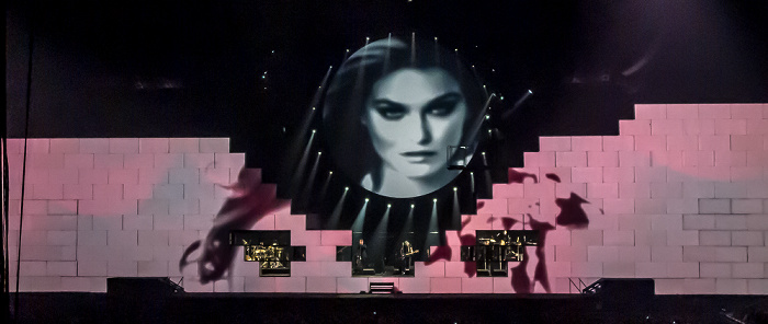 Berlin O2 World: Roger Waters - The Wall Live - Young Lust Uber Arena