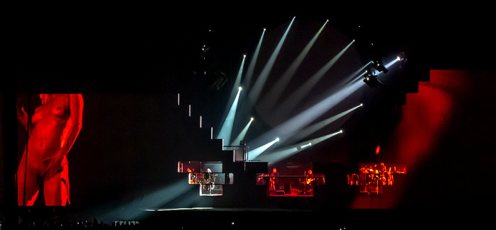 Berlin O2 World: Roger Waters - The Wall Live - Young Lust Uber Arena