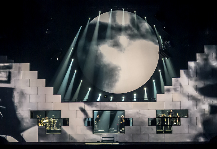 Berlin O2 World: Roger Waters - The Wall Live - Young Lust Uber Arena
