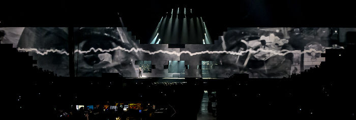 Berlin O2 World: Roger Waters - The Wall Live - One of My Turns