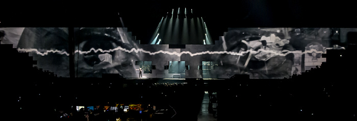 Berlin O2 World: Roger Waters - The Wall Live - One of My Turns Uber Arena