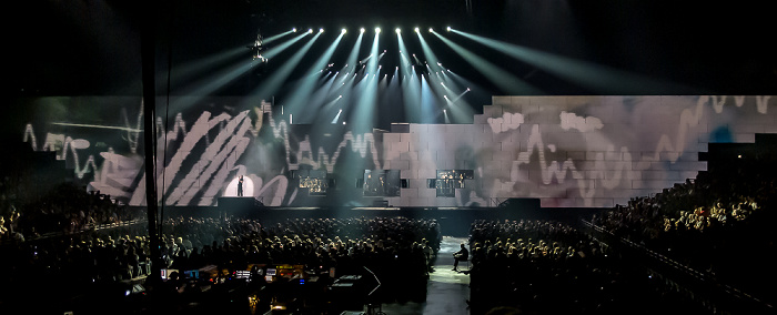 Berlin O2 World: Roger Waters - The Wall Live - One of My Turns Uber Arena