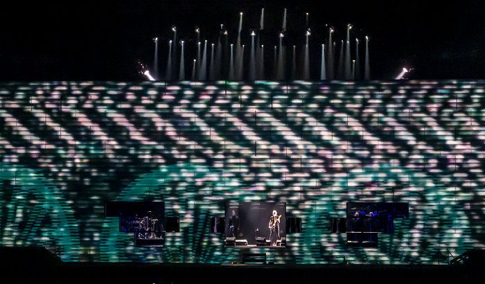 Berlin O2 World: Roger Waters - The Wall Live - Another Brick In The Wall Part 3