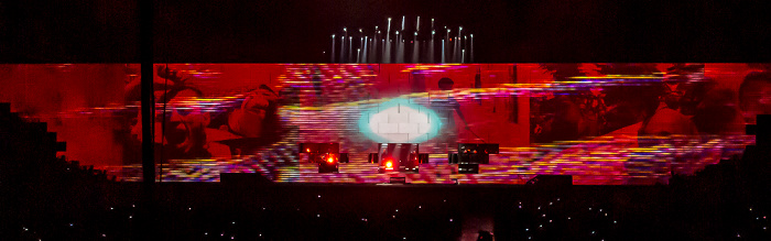 Berlin O2 World: Roger Waters - The Wall Live - Another Brick In The Wall Part 3 Uber Arena