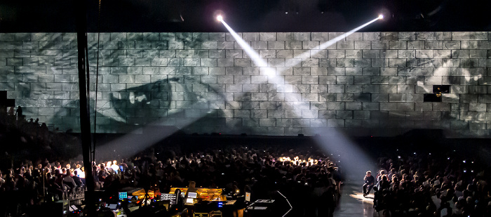 Berlin O2 World: Roger Waters - The Wall Live - Is There Anybody Out There?
