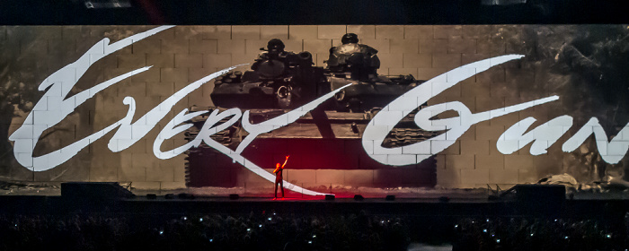 Berlin O2 World: Roger Waters - The Wall Live - Bring The Boys Back Home
