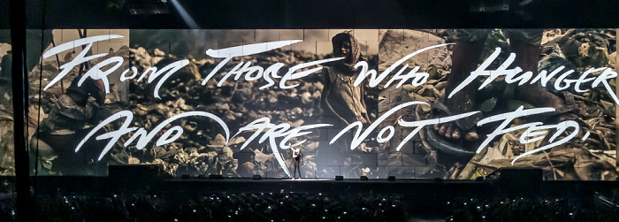 Berlin O2 World: Roger Waters - The Wall Live - Bring The Boys Back Home