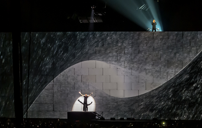 Berlin O2 World: Roger Waters - The Wall Live - Comfortably Numb