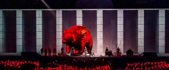Berlin O2 World: Roger Waters - The Wall Live - Run Like Hell Uber Arena