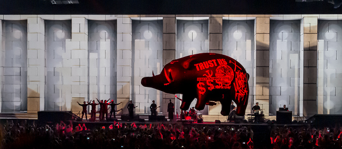 Berlin O2 World: Roger Waters - The Wall Live - Run Like Hell Uber Arena