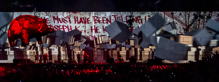 Berlin O2 World: Roger Waters - The Wall Live - Run Like Hell