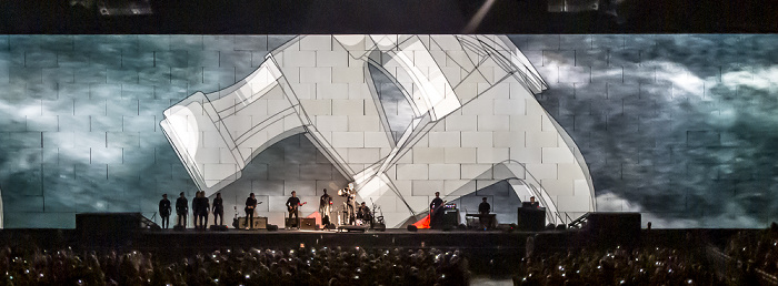 Berlin O2 World: Roger Waters - The Wall Live - Waiting For The Worms