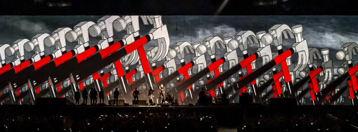 Berlin O2 World: Roger Waters - The Wall Live - Waiting For The Worms Uber Arena