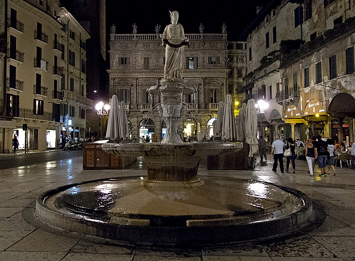 Centro Storico (Altstadt): Piazza delle Erbe - Fontana di Madonna Verona Verona Palazzo Maffei
