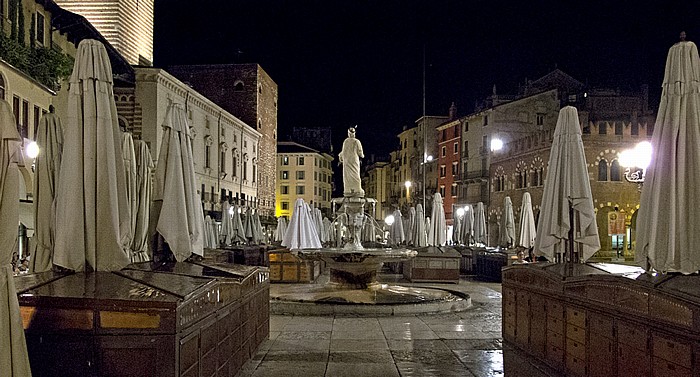 Centro Storico (Altstadt): Piazza delle Erbe - Fontana di Madonna Verona Verona