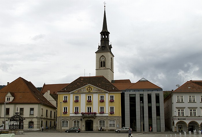 Bruck an der Mur Hauptplatz: Rathaus Eiserner Brunnen Stadtpfarrkirche Mariä Geburt