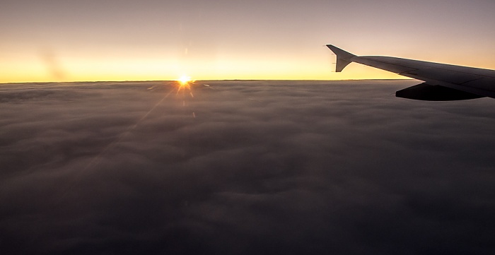 Sonnenuntergang über den Wolken Europa