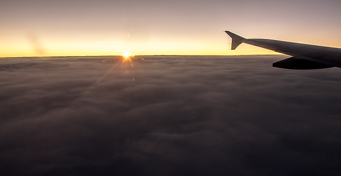 Europa Sonnenuntergang über den Wolken Luftbild aerial photo