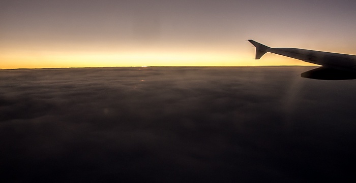 Europa Kurz nach Sonnenuntergang über den Wolken Luftbild aerial photo