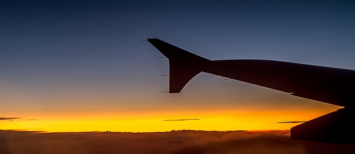 Europa Kurz nach Sonnenuntergang über den Wolken Luftbild aerial photo