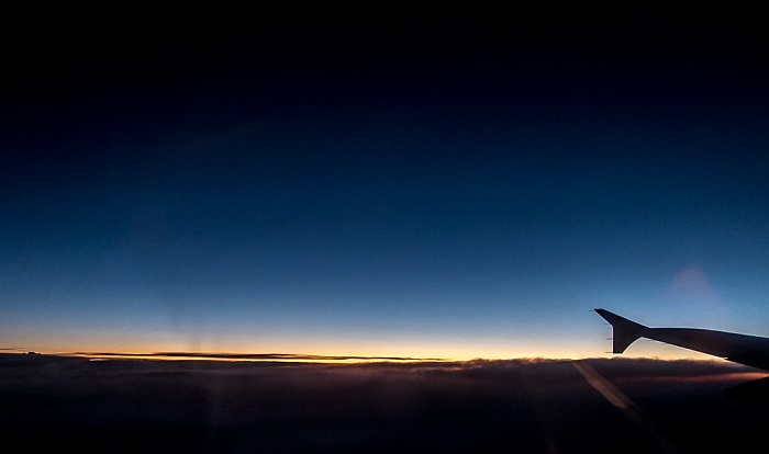 Europa Kurz nach Sonnenuntergang über den Wolken Luftbild aerial photo